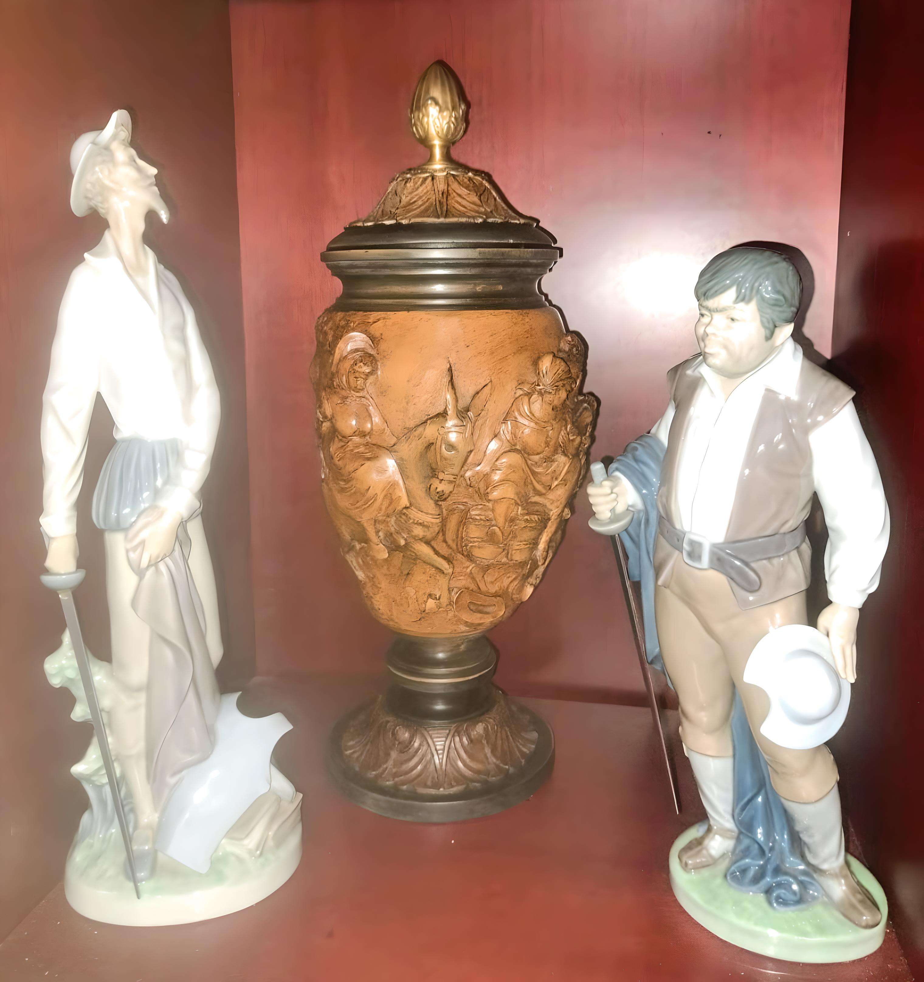 Copa artesanal labrada en madera junto a figuras de porcelana de El Quijote colección Fernando Bandera